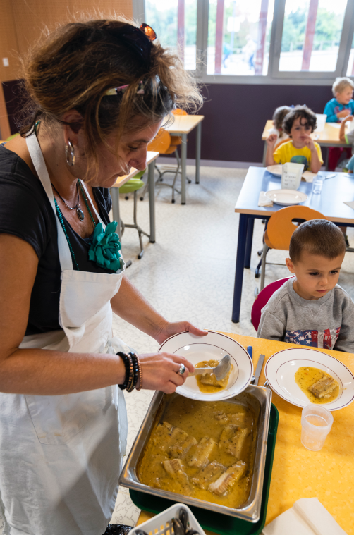 Pour les 3-6 ans, service à table au restaurant scolaire de Nort-sur-Erdre - Agrandir l'image, . 0octets (fenêtre modale)